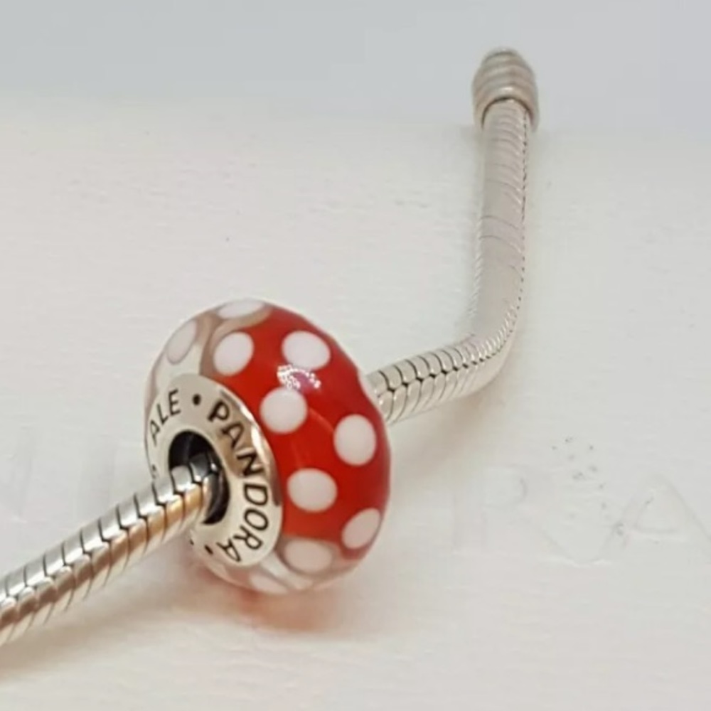 Pandora Mickey and Minnie mouse Murano set. - Picture 3 of 13